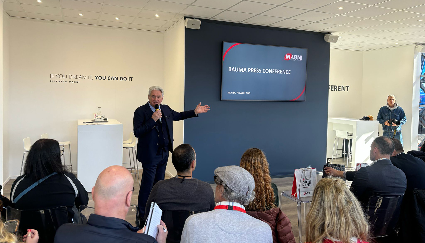 Riccardo Magni, presidente y fundador de Magni TH, durante la conferencia de prensa celebrada en Bauma 2025