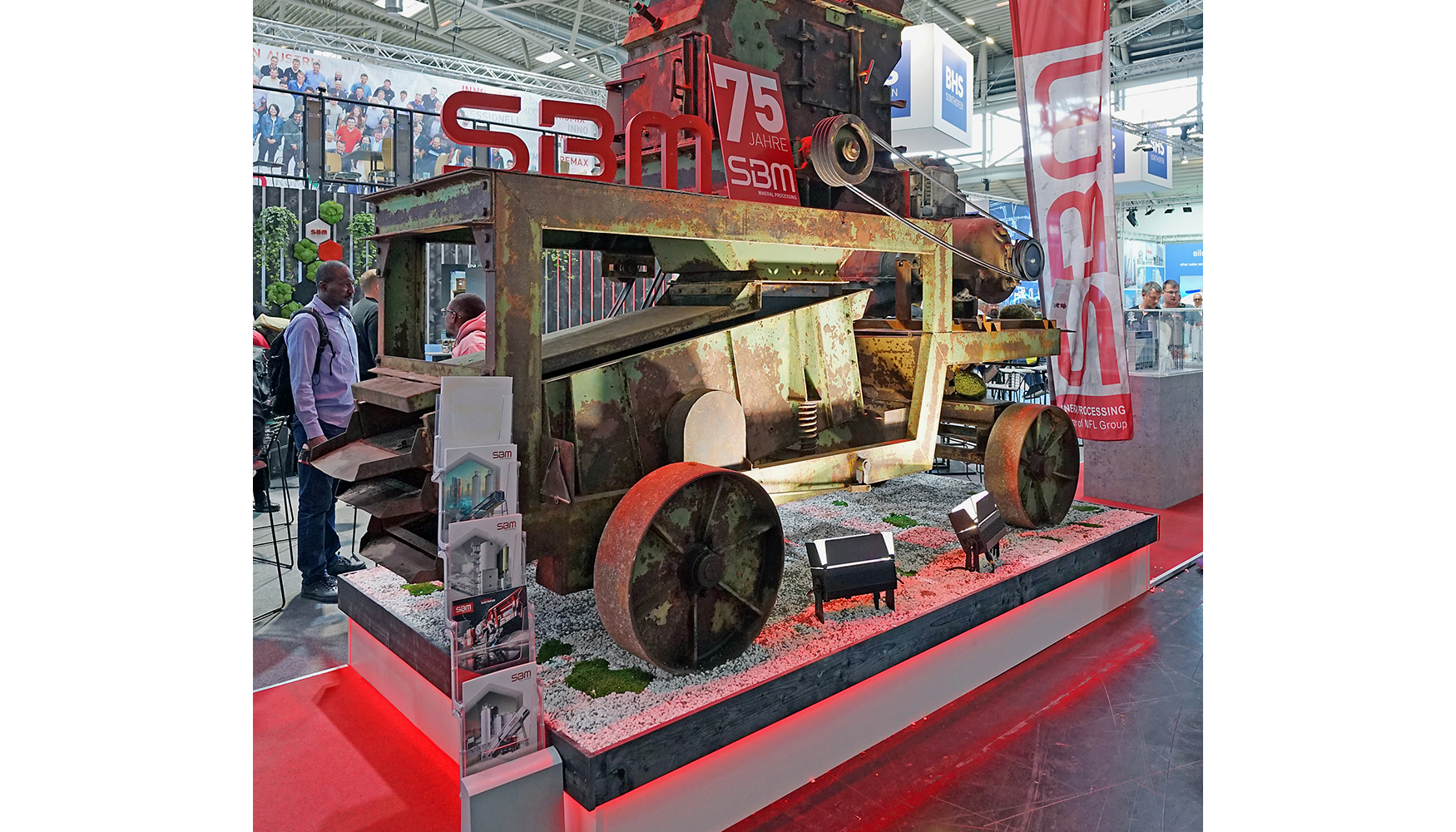 El fabricante celebró los 75 años de SBM con la exposición de la planta trituradora móvil SAP 1, construida en 1960...