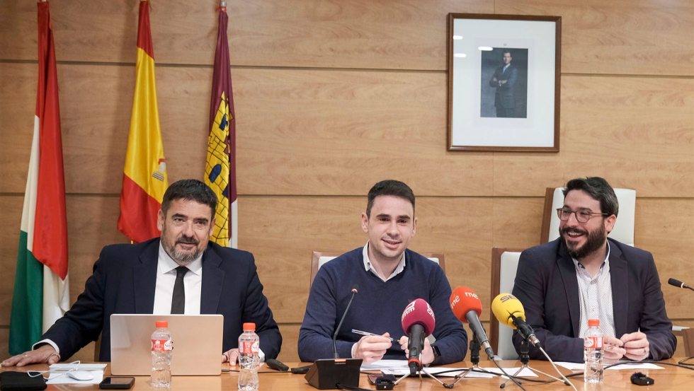 Rafael Esteban, alcalde de Marchamalo, Jos� Garc�a Salinas, alcalde de Cabanillas y Miguel �scar Aparicio, alcalde de Azuqueca de Henares...