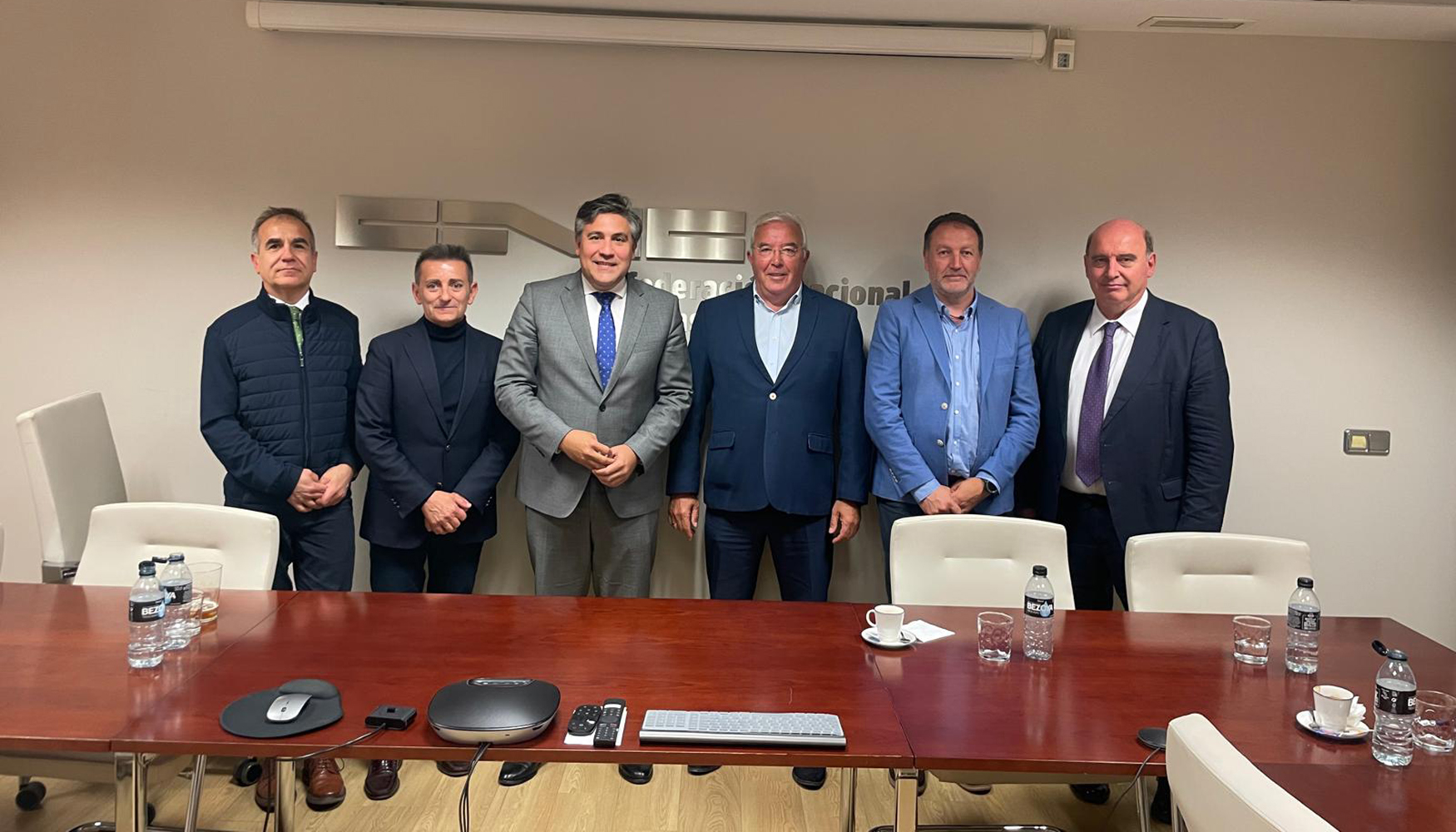 De izquierda a derecha...