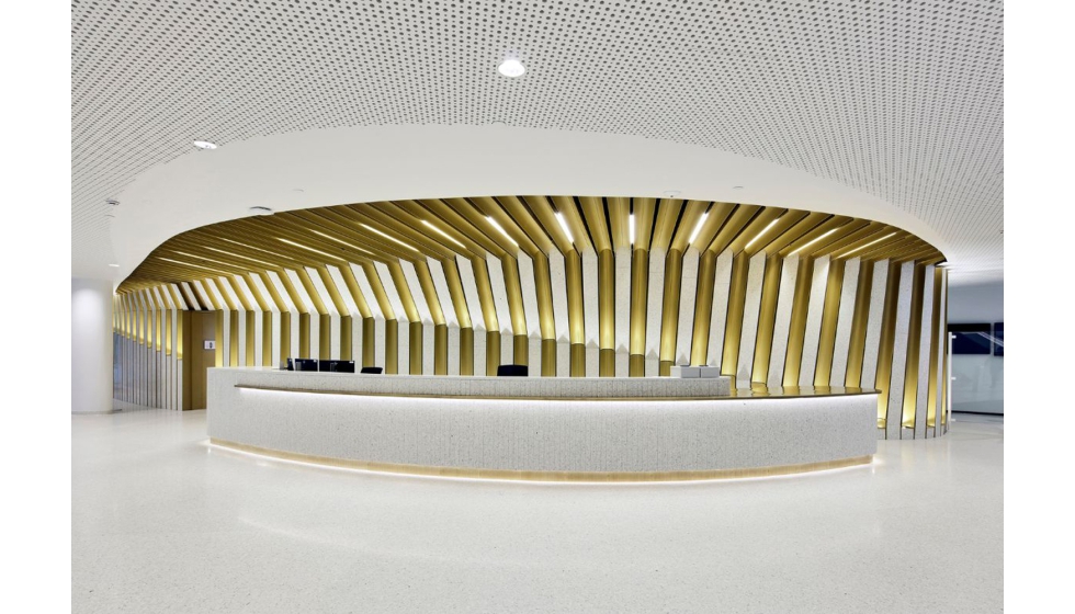 Zona de recepci�n de las oficinas de BNP Paribas cuya iluminaci�n se mimetiza con la vanguardista arquitectura del edificio...