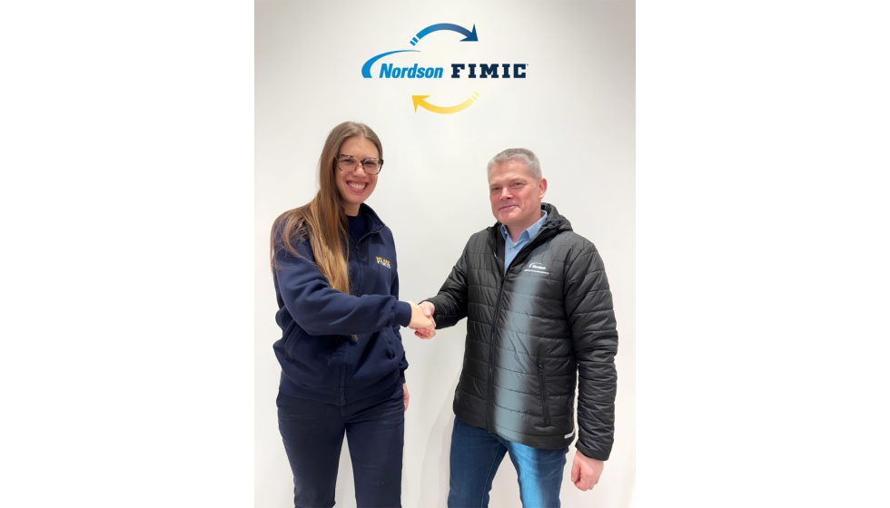 Erica Canaia, directora ejecutiva de Fimic Srl y Sven Conrad, director de desarrollo global de segmentos de Nordson BKG en la imagen...
