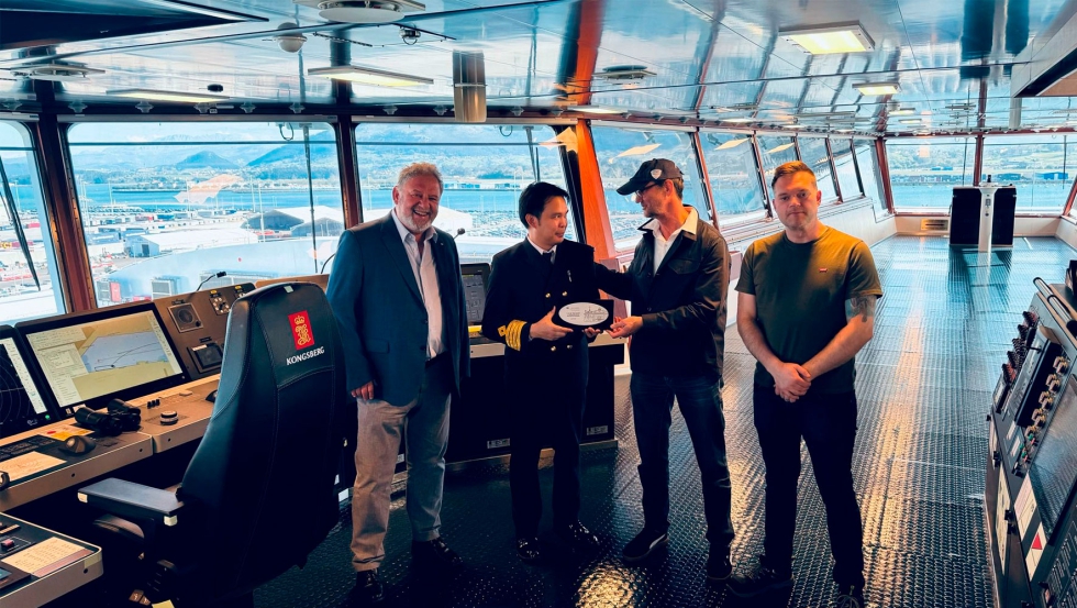 Echeverr�a, Batiquin, Arrarte y Alexander Lindbom, port captain de H�egh en el Australis durante la entrega de la metopa...