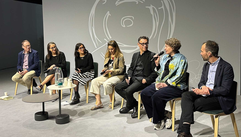 Panel de expertos en la sesin de debate en torno a la luz en los espacios...