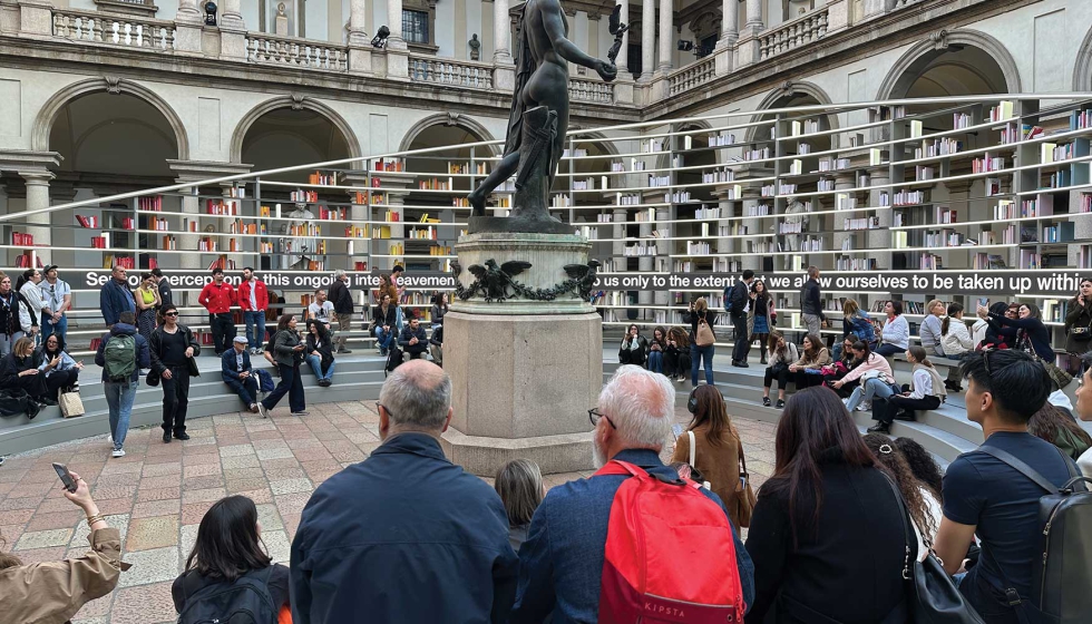 Imagen de The Library of Light de Es Devlin en el patio de la Pinacoteca de Brera