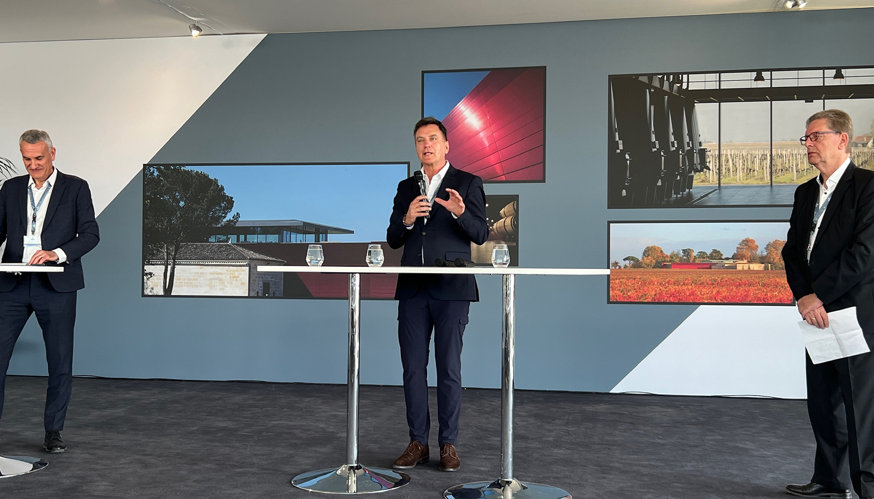 De izquierda a derecha...