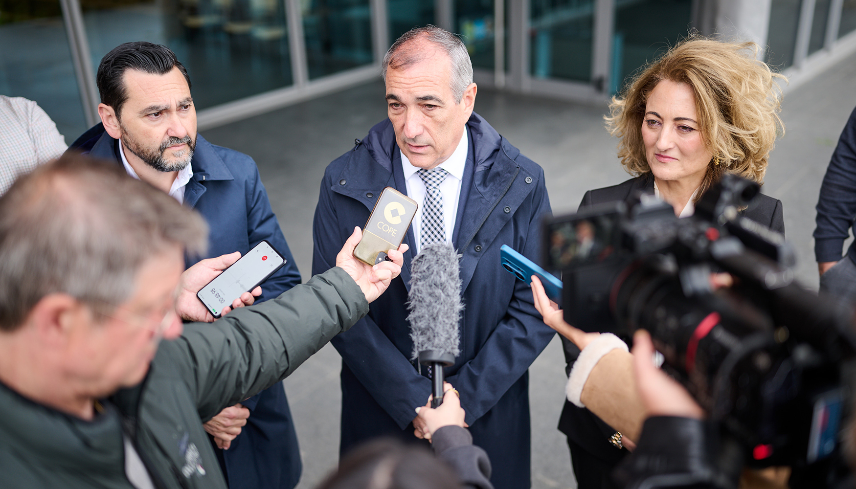 El consejero de Cohesi�n Territorial del Gobierno de Navarra, �scar Chivite (en el centro de la imagen), atiende a los medios de comunicaci�n...