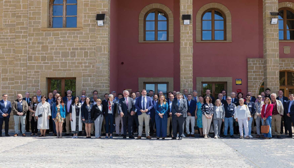 Foto de familia de los representantes de la CECRV tras la Asamblea