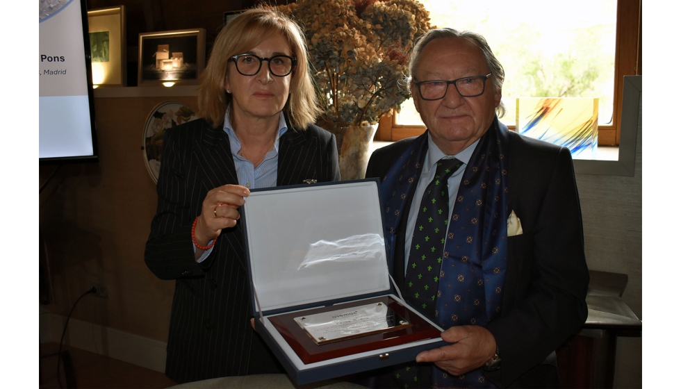 La nueva presidenta de Asemac, Isabel Mart�nez, entrega una placa conmemorativa a Felipe Ruano, presidente honor�fico