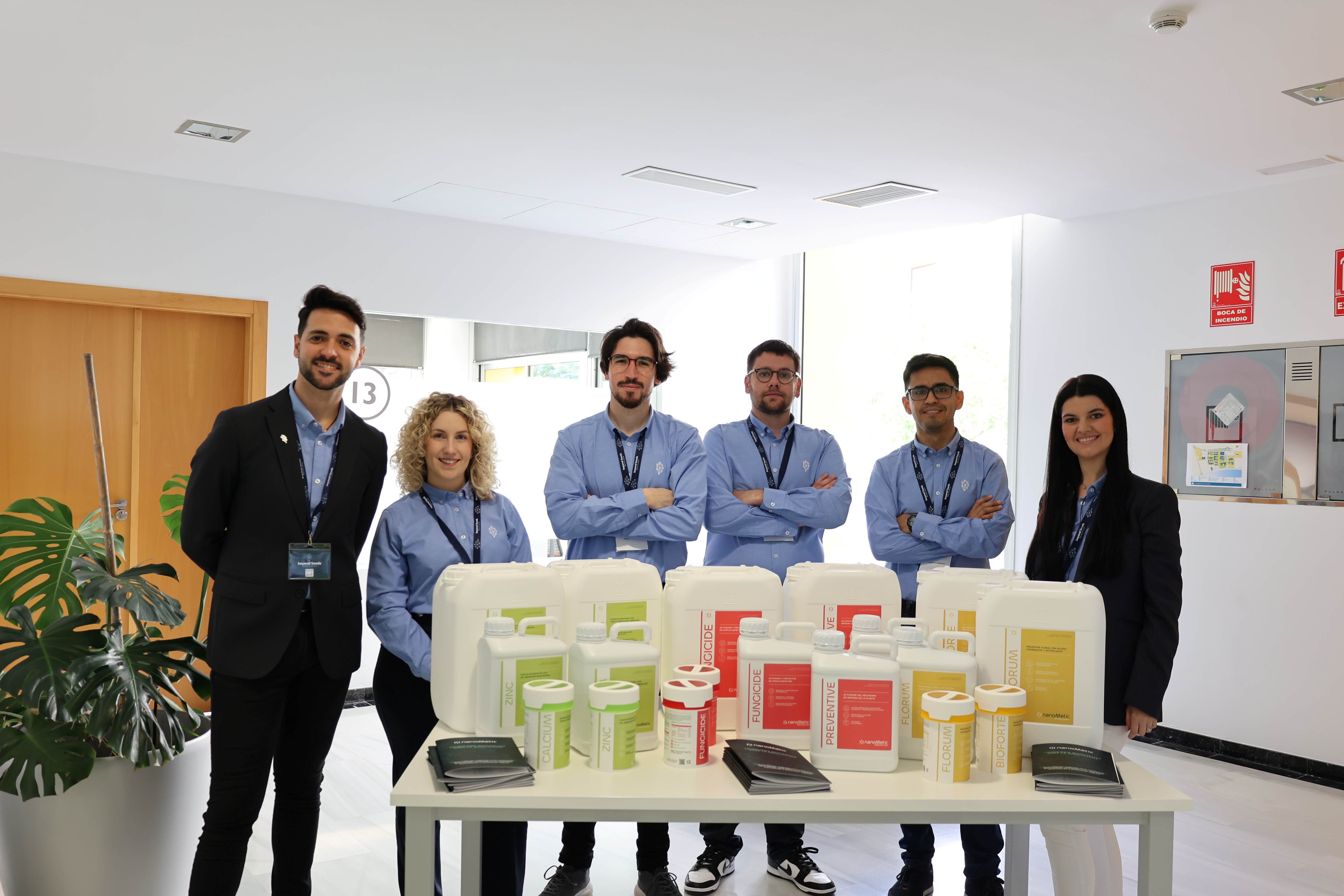 Imagen del equipo de una parte del equipo de Beyond Seeds que acudi� al III D�a Internacional de la Semilla que celebr� la empresa...