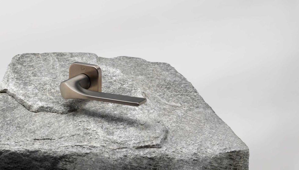 L�nea Firenze, con forma de l�grima sim�trica y cuello redondo