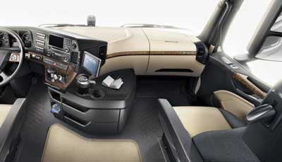 Ms confort en la cabina del conductor: el nuevo Mercedes- Benz Actros contiene piezas con superficies suaves al tacto, hechas con el mtodo Dolphin...