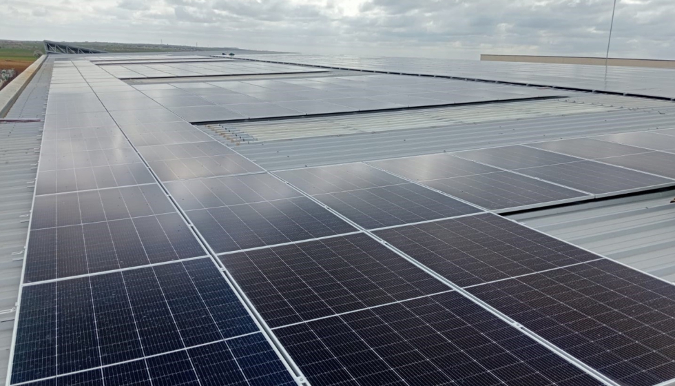 Placas solares de Ilunion en su planta de Campo real