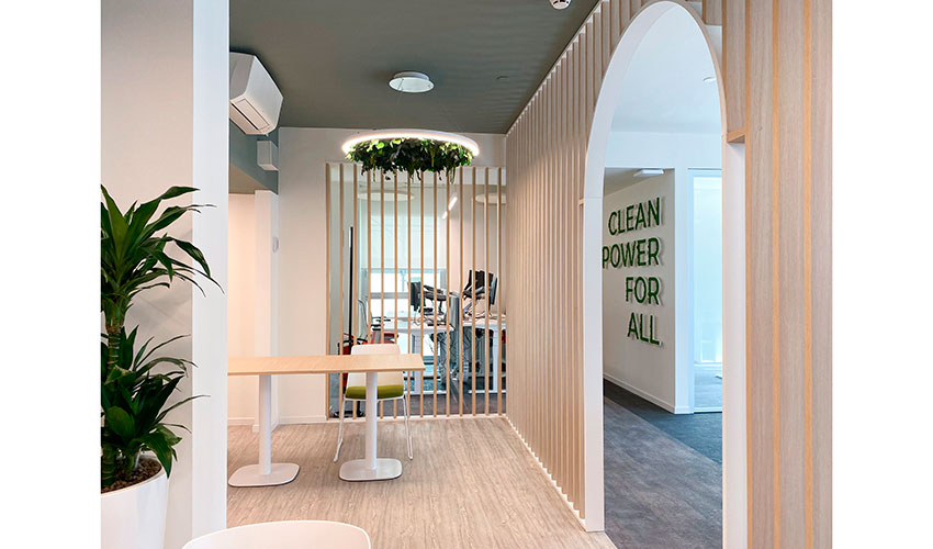 Espacio abierto con paneles circulares verdes