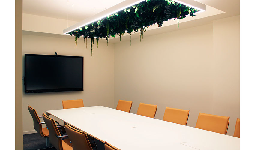 Sala de reuniones con panel verde en el techo