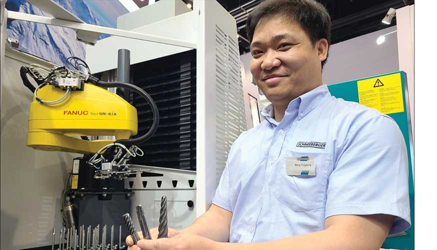 Diversas herramientas de mango, programadas por el Sr. Wang, rectificadas en una Schneeberger Aries NGP