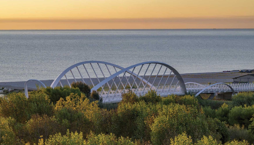 Imagen del puente ciclista y peatonal sobre el r�o Ete Vivo. Foto: Arkteam Architetti