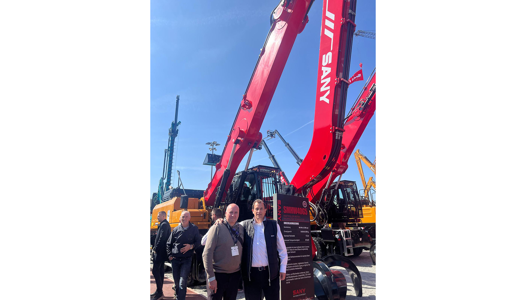 ngel Luis Lara (Interempresas) con Andrs Carrera, tcnico comercial de Sany