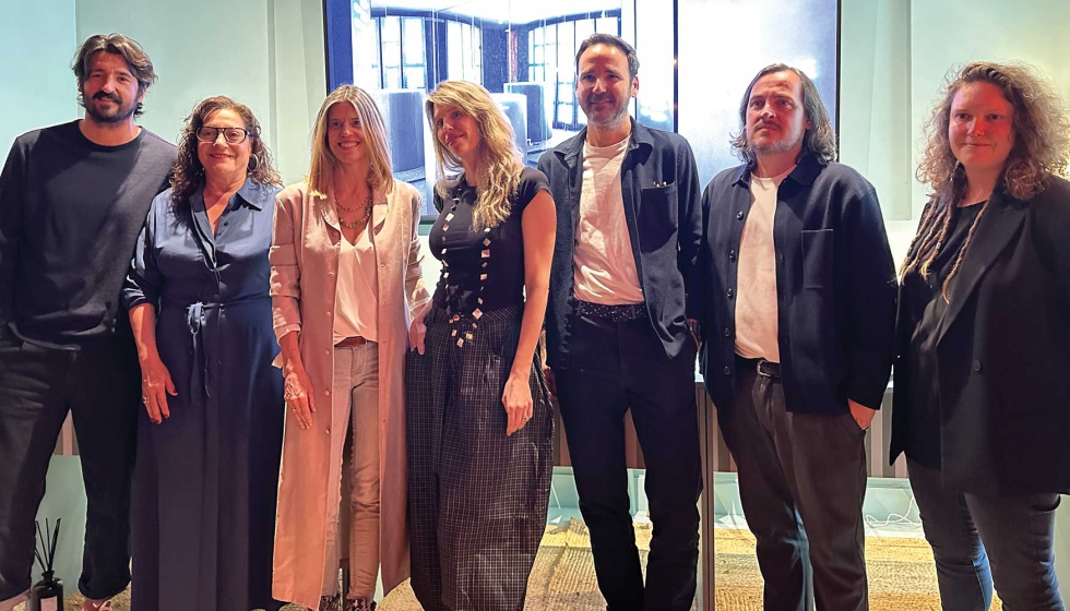 Foto de familia de los participantes en la sesi�n �Iluminar para habitar�