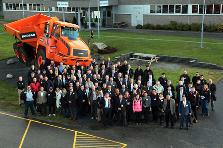 Photo of group with all the assistants to the presentation of the new dmperes articulated Doosan