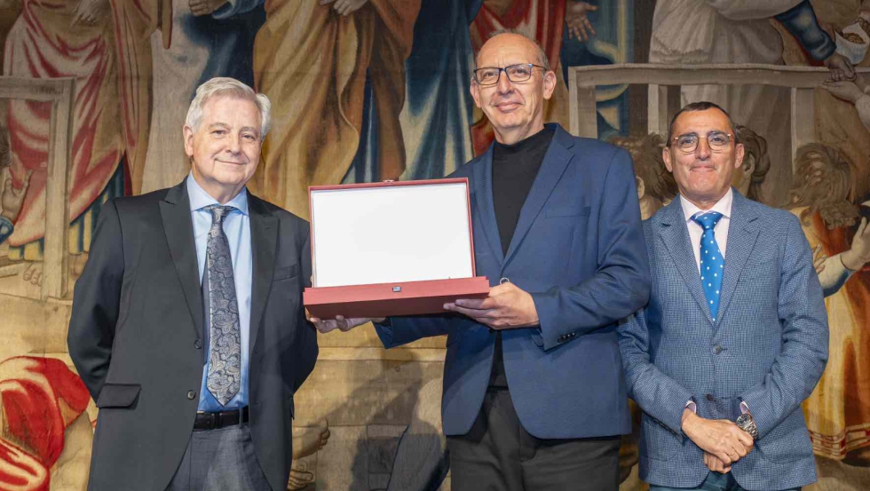 ngel Prez, Director del rea Agropecuaria del Grupo Interempresas, recibi la Placa de Honor de manos del Decano del Colegio, Francisco Gonzlez...