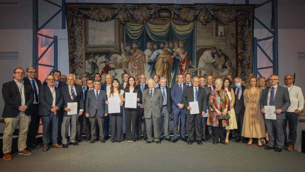 Durante el acto se impusieron tambin las medallas a quienes han alcanzado 25 y 50 aos de pertenencia al Colegio