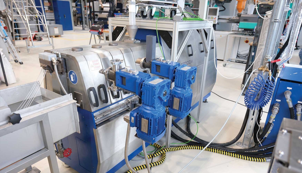 Extrusor FED 26 MTS 32 L/D con placa de salida, alimentador lateral FSB y desgasificaci�n lateral por vac�o FSV