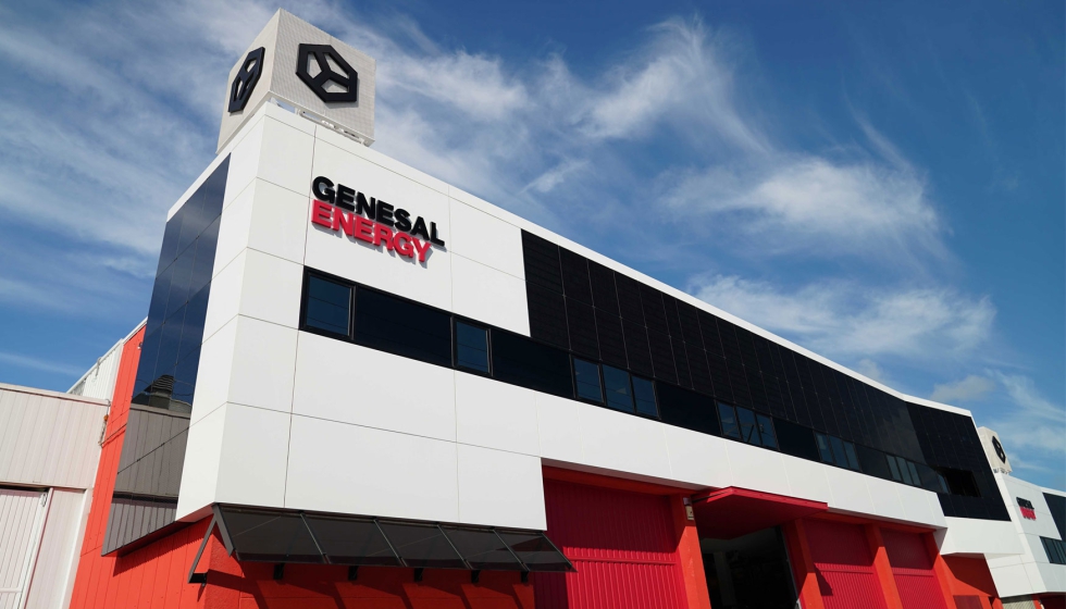 La intervencin incluy la instalacin de fachadas fotovoltaicas integradas directamente en la estructura de las naves...