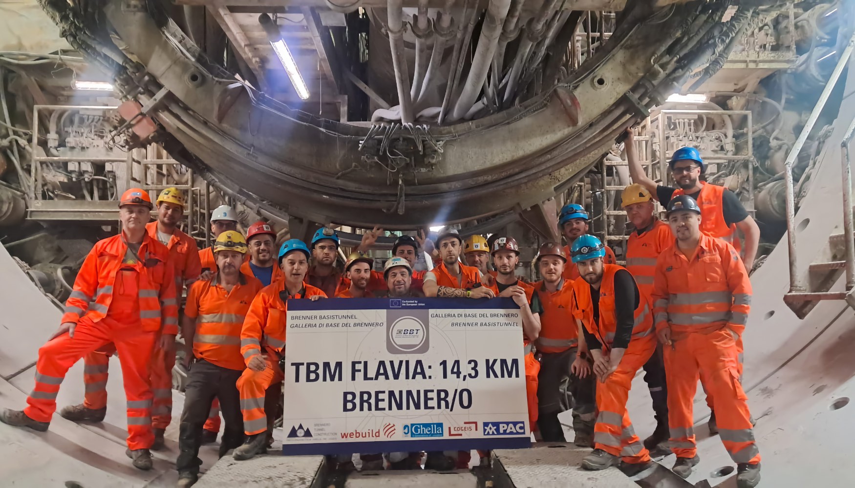 
En el lado italiano, los trabajadores anuncian con orgullo la finalizaci�n del t�nel principal occidental del t�nel de base del Brennero...