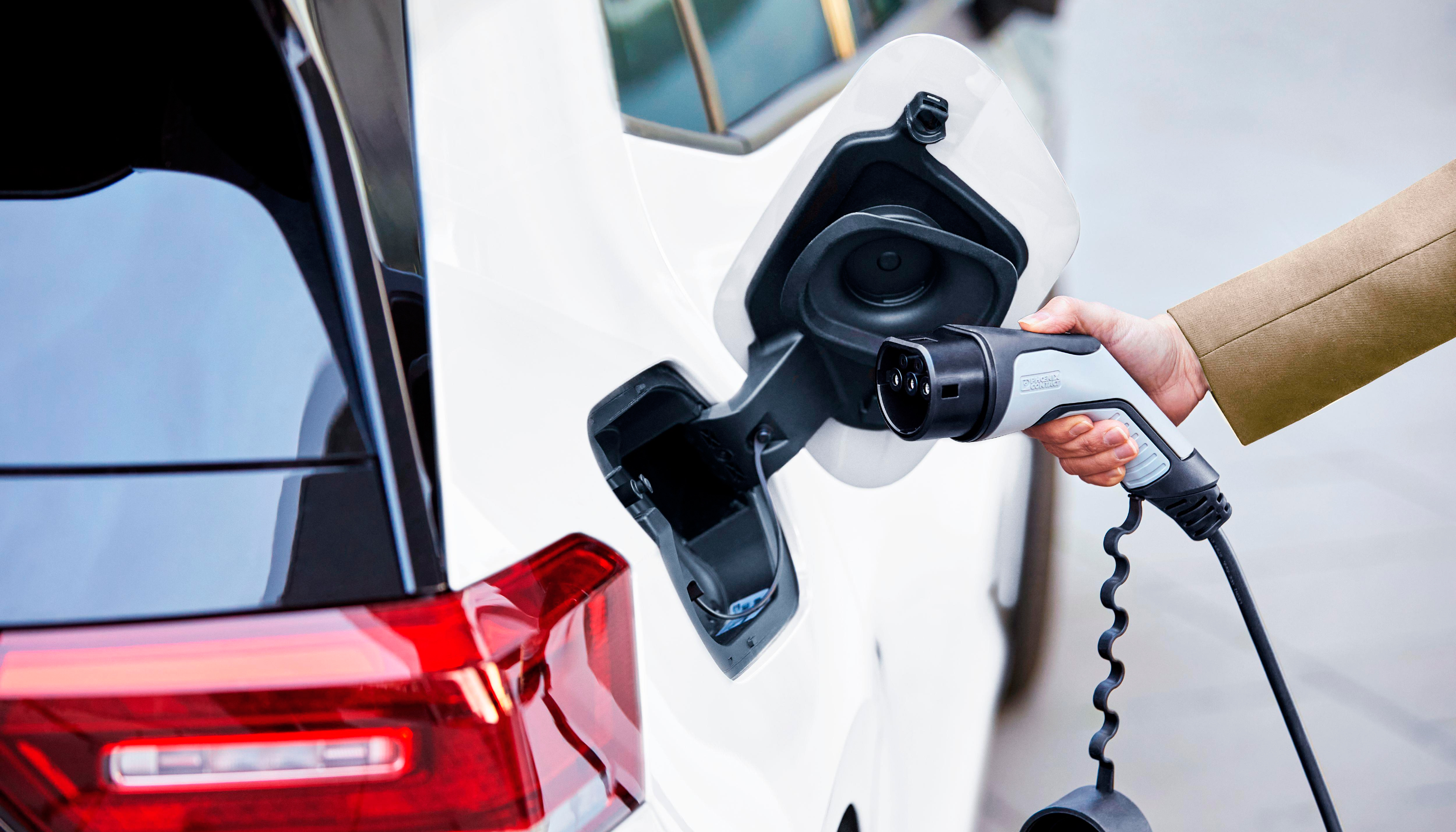 Las matriculaciones de vehculos electrificados (100% elctricos + hbridos enchufables) de todo tipo (turismos, dos ruedas...