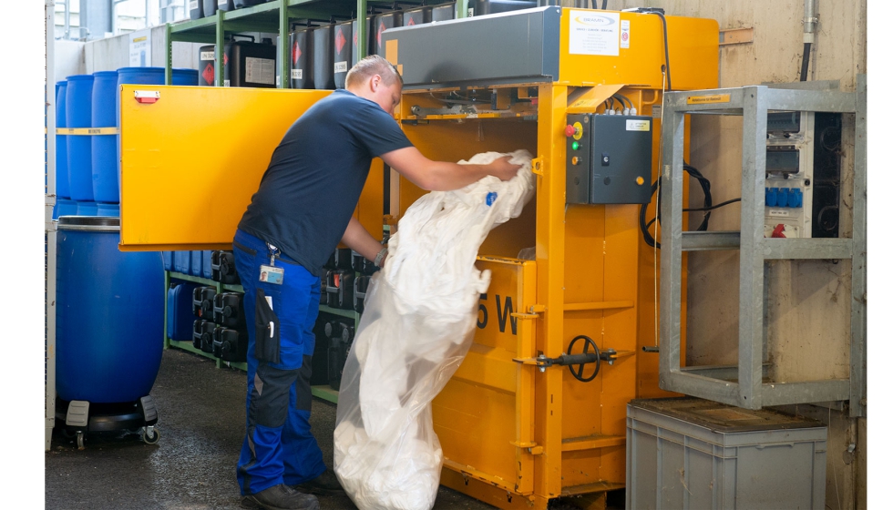 DuPont ha realizado ensayos con xito para un sistema de reciclaje que permite a los clientes enviar directamente lotes grandes de trajes DuPont...