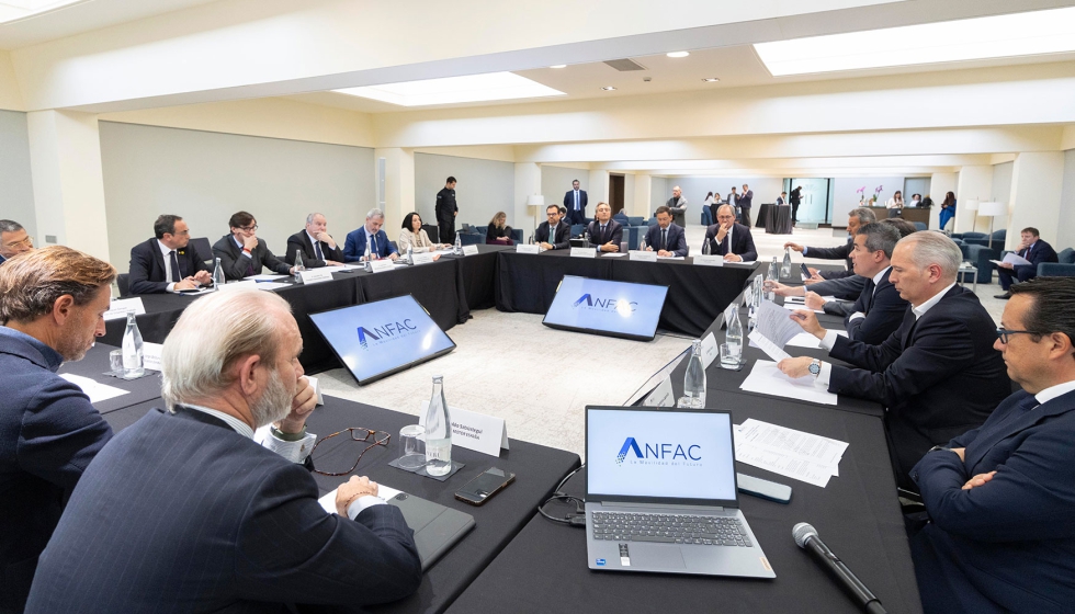 Tanto president de la Generalitat como ministro de Industria mostraron su compromiso con el sector de la automocin y pusieron en valor su...