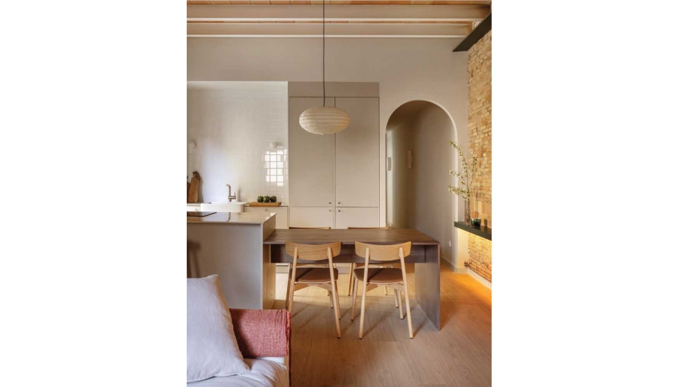 La zona de la cocina presenta una altura est�ndar y tiene taburetes altos para poder desayunar