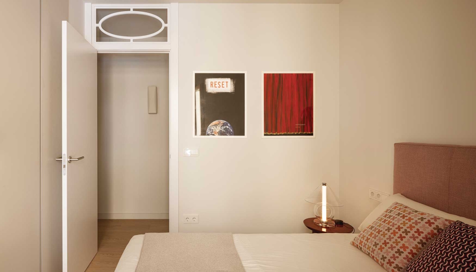 Las paredes del dormnitorio permiten maximizar el espacio visual