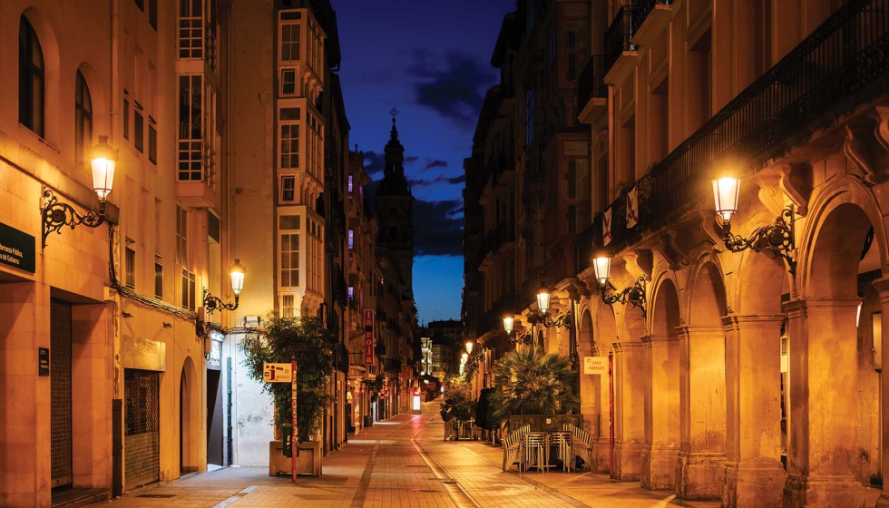 Luminarias cl�sicas Siglo XLA en calle Portales, con integraci�n est�tica en entorno patrimonial y protecci�n del cielo nocturno...