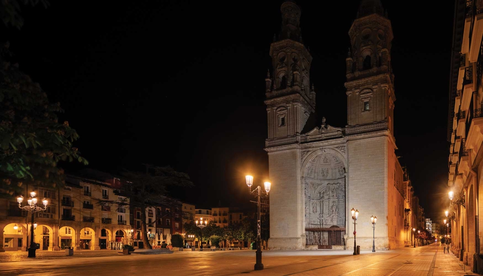 Iluminaci�n eficiente frente a la Concatedral de Logro�o, con confort visual y m�nima emisi�n hacia el cielo