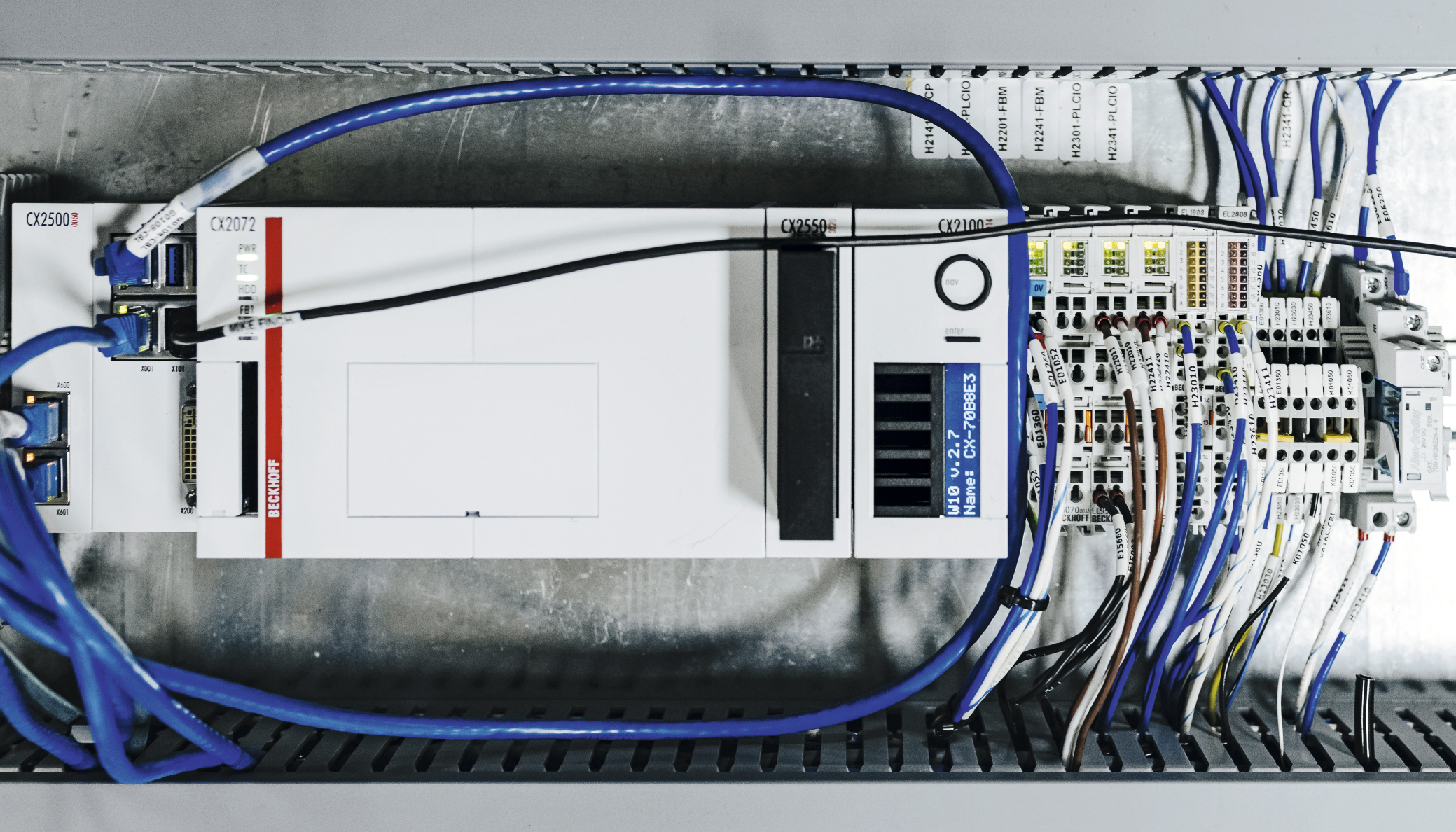 Como potente controlador multinúcleo, el PC integrado CX2072 ofrece suficiente capacidad de cálculo para el XTS y todos los demás equipos del sistema... Como potente controlador multinúcleo, el PC integrado CX2072 ofrece suficiente capacidad de cálculo para el XTS y todos los demás equipos del sistema...