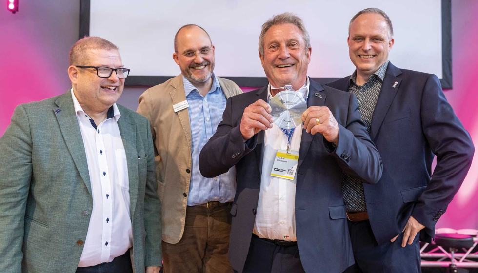 El galardonado Bob Williamson (tercero por la izquierda) con los miembros del jurado Richard Pergler (Pergler Media)...