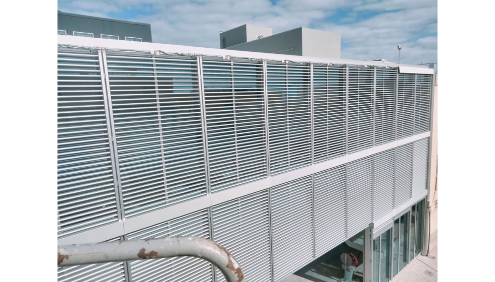 Persianas exteriores graduables Metalmax, controladas por los mdulos Idemax, de Idemo Motors, empleadas en la fachada para Dielca...