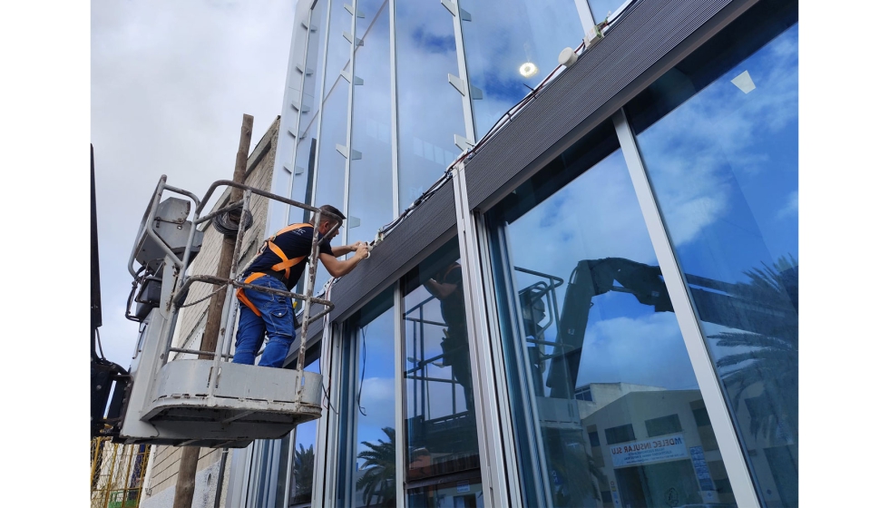 Detalle de la instalacin de los mdulos Idemax para las persianas graduables desarrolladas por Umbratec para el proyecto Dielca...