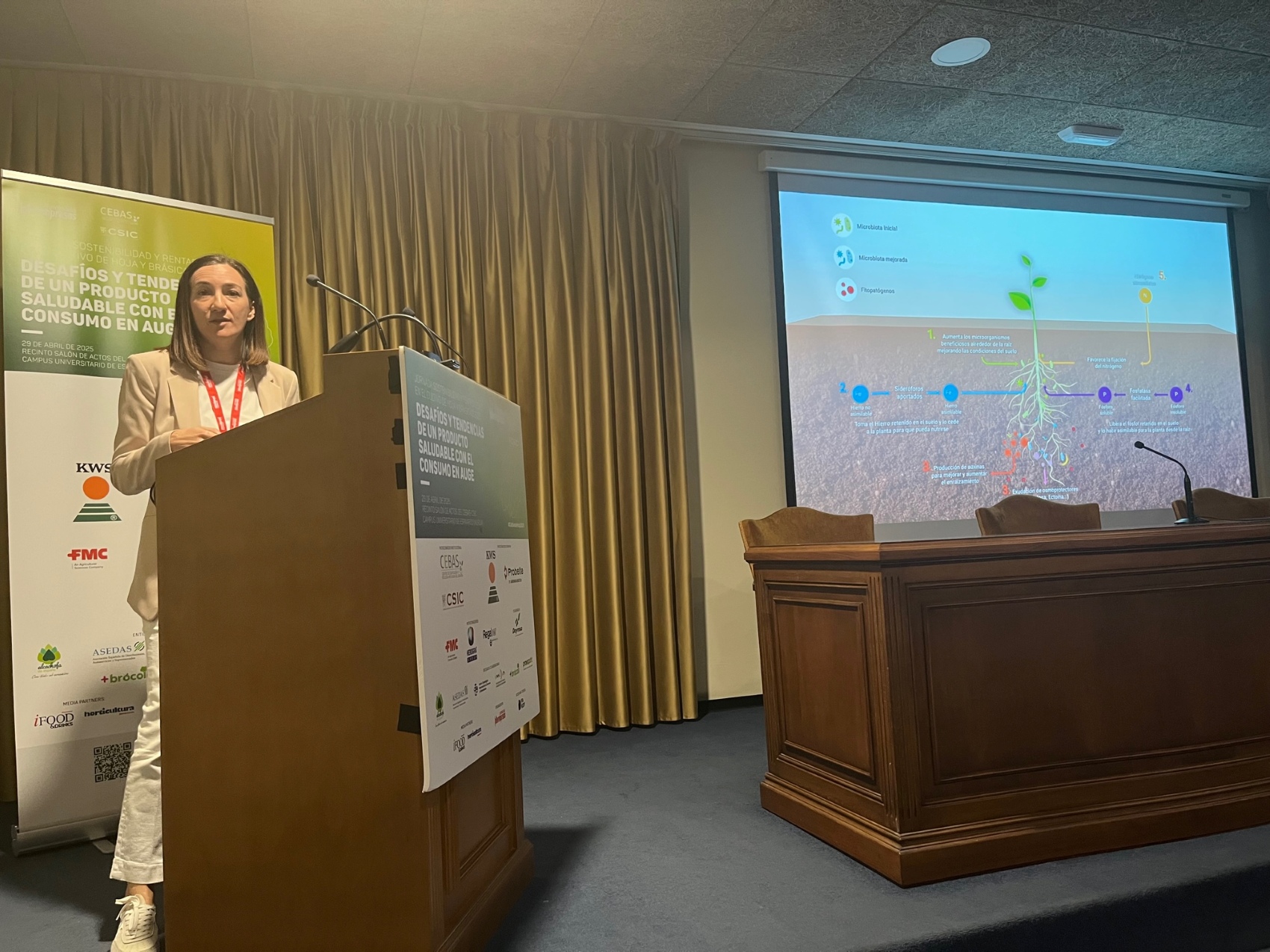 Cristina Len, perteneciente al Departamento Agronmico de Herogra Group, habl de 'Biotecnologa aplicada a los cultivos'...