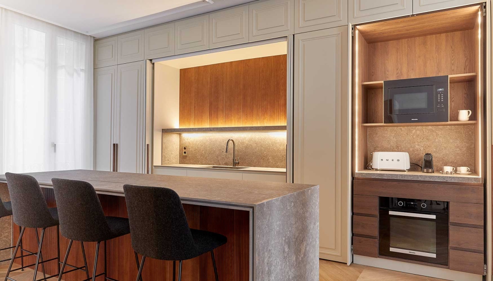 La isla es el elemento central de cocina, que se desarrolla a su alrededor. Foto: Carla Capdevila