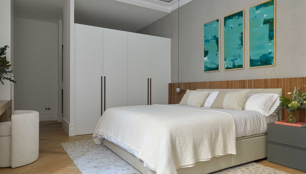 El dormitorio principal sigue el estilo decorativo de la vivienda. Foto: Carla Capdevila