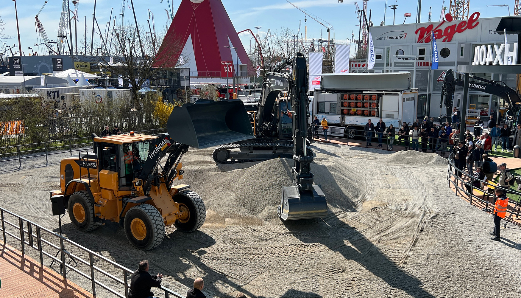 Demostracin de maquinaria en el stand de Hyundai