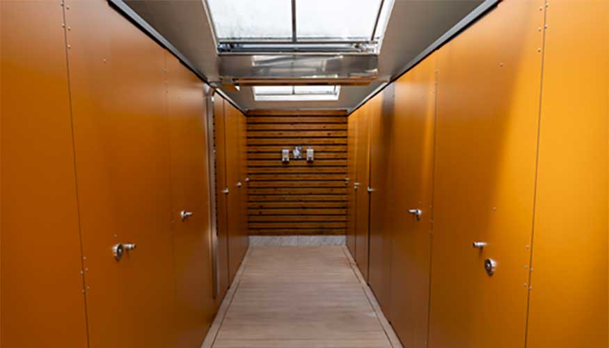 Los herrajes de acero inoxidable, testados ante la corrosi�n, garantizan su uso en zonas h�medas