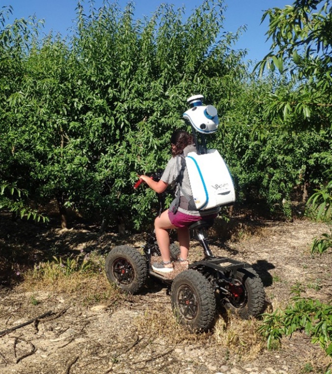 Figura 3. Escaneo LiDAR a bordo de un patinete 4x4 en una finca de almendro superintensivo