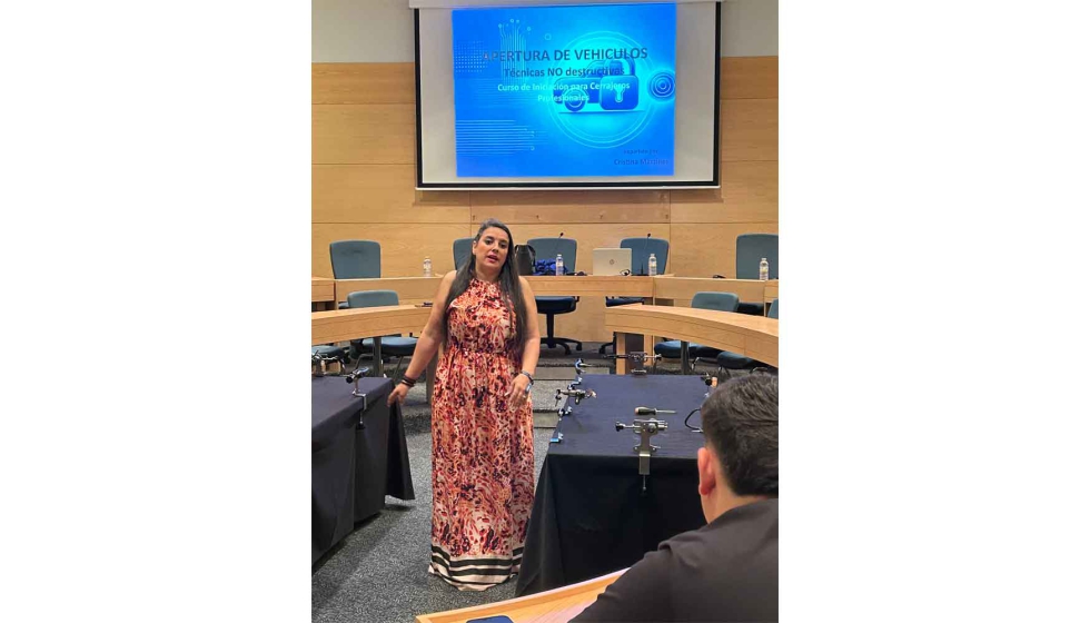 La convencin altern seminarios y talleres prcticos, como el que imparti Cristina Martnez sobre apertura de vehculos...