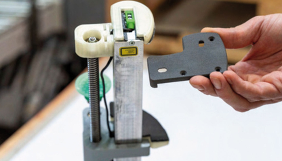 Una pieza flexible impresa con el TPU 90A Powder para proteger sensores y otras herramientas terminales para brazos rob�ticos...