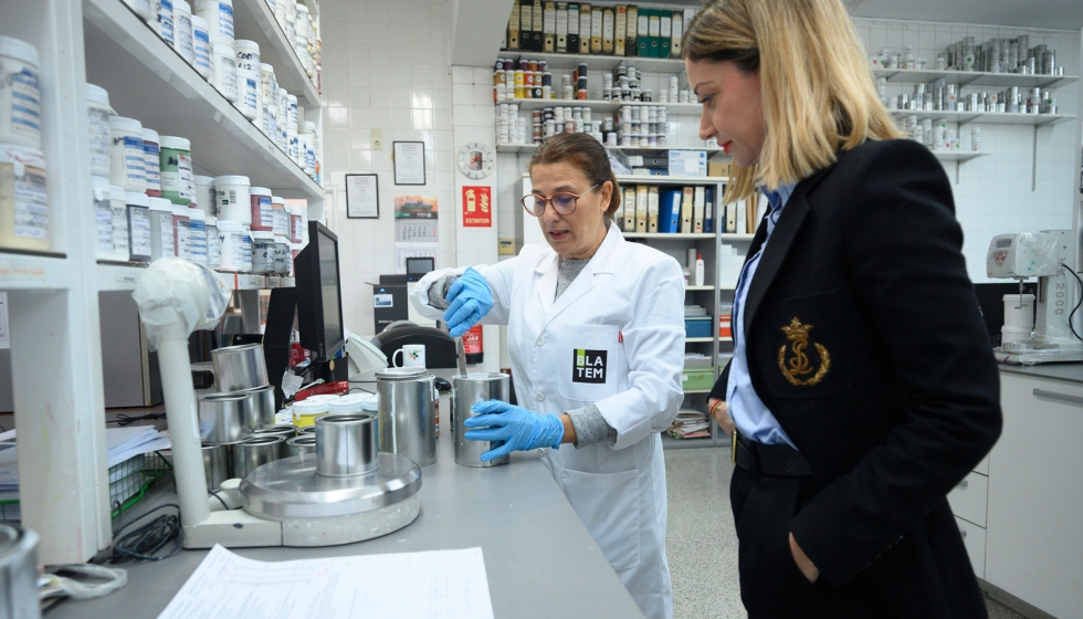 Nuria Luna, CEO de Pinturas Blatem (dcha.) en el laboratorio de la empresa