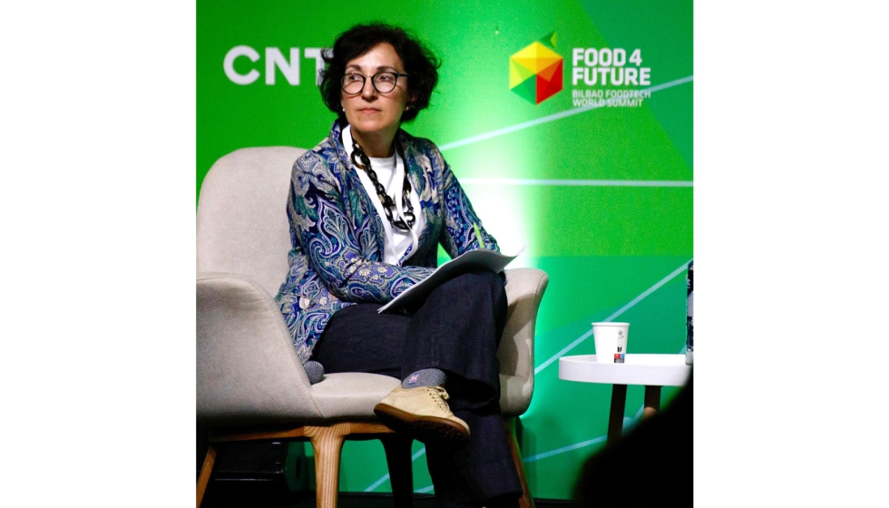 Amparo San Jos� moderando la mesa redonda sobre inversi�n